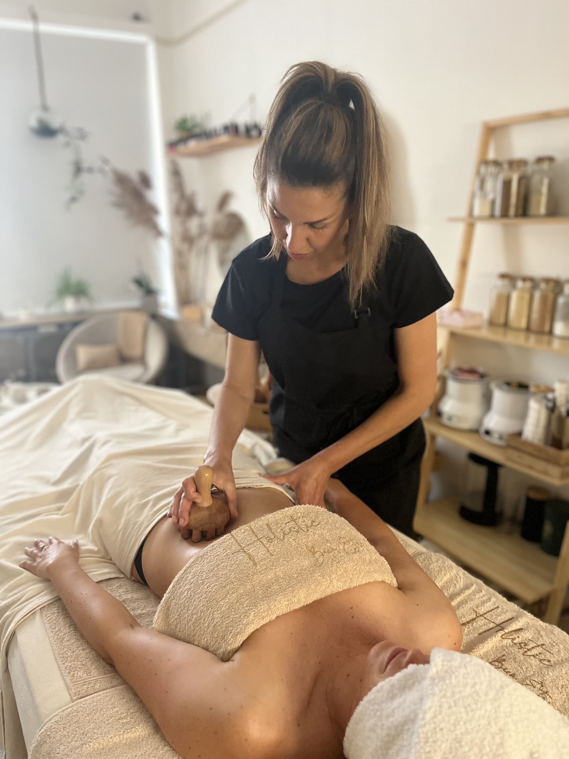 Sabéha au travail — geste expert dans l'écrin de l'institut Holistic Bien Être